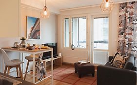 Rauhallinen asunto, sauna ja iso parveke - raitiovaunureitin varrella